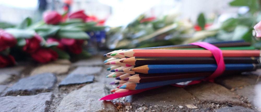 Vor der französischen Botschaft am Pariser Platz in Berlin wurden im Gedenken an den Anschlag auf das religionskritische französische Satiremagazin "Charlie Hebdo" Buntstifte niedergelegt.