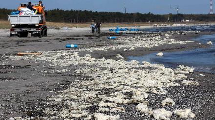 Am Ostseestrand zwischen Juliusruh und Glowe auf der Insel Rügen (Mecklenburg-Vorpommern) liegen am 28.04.2014 große Mengen Paraffin, die von Feuerwehr und THW beseitigt werden. 