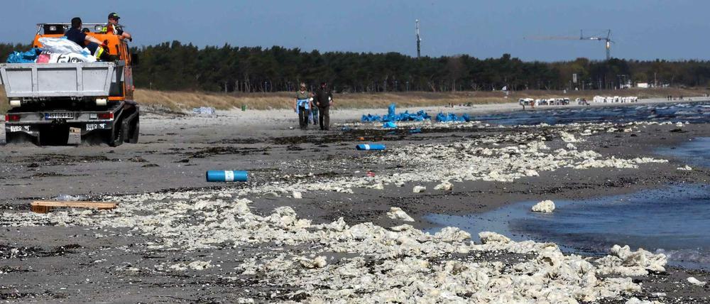 Am Ostseestrand zwischen Juliusruh und Glowe auf der Insel Rügen (Mecklenburg-Vorpommern) liegen am 28.04.2014 große Mengen Paraffin, die von Feuerwehr und THW beseitigt werden.