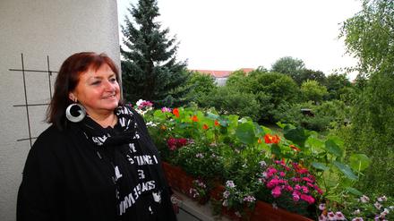 Jenny Schon auf ihrem Balkon mit Blick auf das Grün, für das sie kämpft