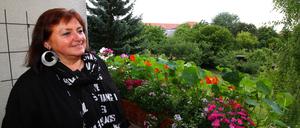 Jenny Schon auf ihrem Balkon mit Blick auf das Grün, für das sie kämpft