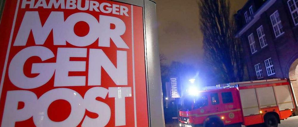 Ein Feuerwehrfahrzeug vor dem Gebäude der "Hamburger Morgenpost".
