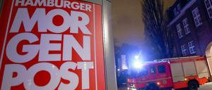 Ein Feuerwehrfahrzeug vor dem Gebäude der "Hamburger Morgenpost".