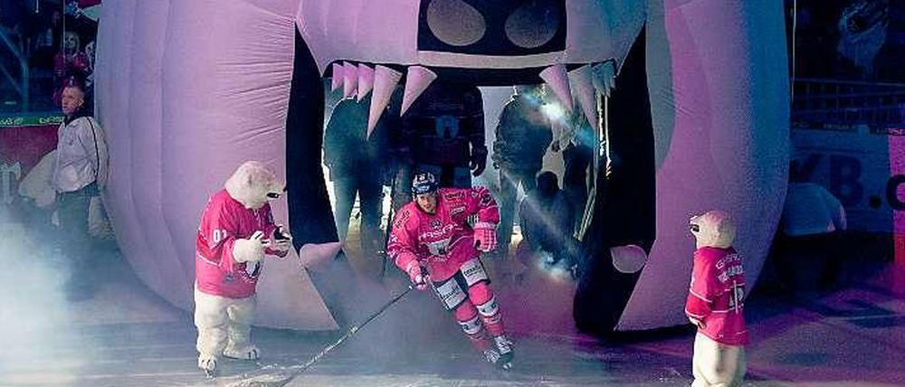 Auch mal in Rosa – um zu helfen. Die Eisbären unterstützen schon seit Jahren eine Brustkrebs-Stiftung.