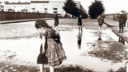 Großstadtvergnügen. Kinder auf der Knobelsdorffbrücke, Blick Richtung Charlottenburg, Sommer 1898. 