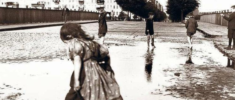Großstadtvergnügen. Kinder auf der Knobelsdorffbrücke, Blick Richtung Charlottenburg, Sommer 1898. 