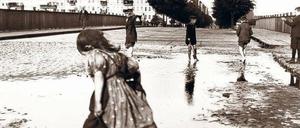 Großstadtvergnügen. Kinder auf der Knobelsdorffbrücke, Blick Richtung Charlottenburg, Sommer 1898. 