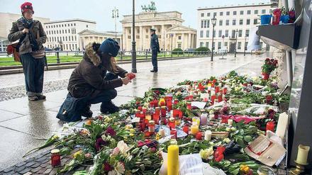 Anteilnahme. Vor der französischen Botschaft in Berlin legen Passanten am Donnerstag Blumen ab.