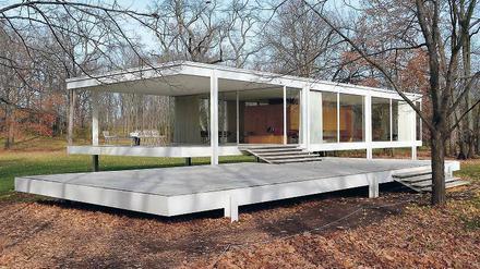 Das Farnsworth House steht auf Stelzen, weil es am Fluss liegt. 
