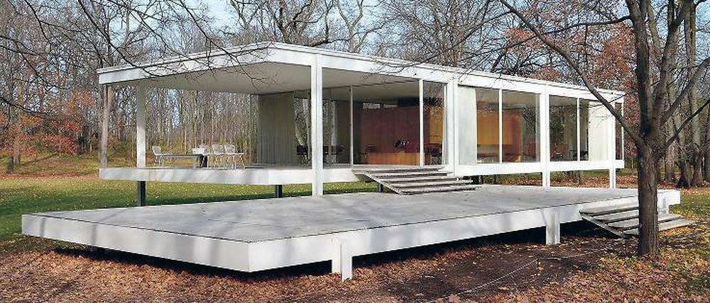 Das Farnsworth House steht auf Stelzen, weil es am Fluss liegt. 