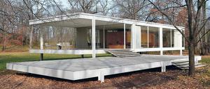 Das Farnsworth House steht auf Stelzen, weil es am Fluss liegt. 