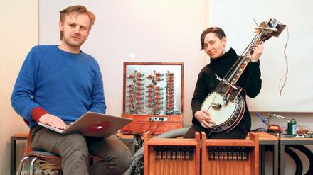 Mit Geduld, Schraubenzieher, Säge und Klangbastlerlust. Das Duo Gamut Inc, von links nach rechts bestehend aus Maciej Sledziecki und Marion Wörle (Mensch) sowie Laptop, Physharmonica, Carillon und Bowjo (Maschine). 