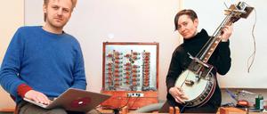Mit Geduld, Schraubenzieher, Säge und Klangbastlerlust. Das Duo Gamut Inc, von links nach rechts bestehend aus Maciej Sledziecki und Marion Wörle (Mensch) sowie Laptop, Physharmonica, Carillon und Bowjo (Maschine). 