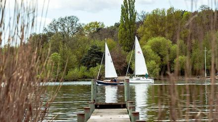 Bootsidylle auf der Havel: Danach sehnten sich offenbar auch drei Senioren, die am Sonntagnachmittag mit ihrem Sportruderboot in Spandau hinausfuhren - allen Sturmwarnungen zum Trotz.