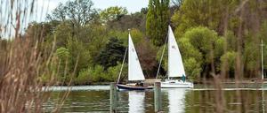 Bootsidylle auf der Havel: Danach sehnten sich offenbar auch drei Senioren, die am Sonntagnachmittag mit ihrem Sportruderboot in Spandau hinausfuhren - allen Sturmwarnungen zum Trotz.