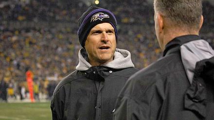Jim Harbaugh sah aus wie ein Mitarbeiter der Ravens und im Grunde war er das auch.