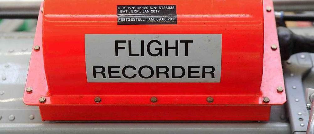 Ein solcher Flugschreiber konnte am Montag aus dem Wrack der abgestürzten Air-Asia Maschine geborgen werden. 