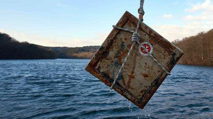 Ein Tresor wird auf dem Damm der Glörtalsperre in Breckerfeld (Nordrhein-Westfalen) von der Polizei mit einer Seilwinde aus dem Wasser gezogen.
