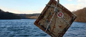 Ein Tresor wird auf dem Damm der Glörtalsperre in Breckerfeld (Nordrhein-Westfalen) von der Polizei mit einer Seilwinde aus dem Wasser gezogen.