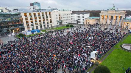 Schweigend am Tor. Auf dem Pariser Platz erinnerten tausende Berliner an die Opfer der Anschläge in Paris.