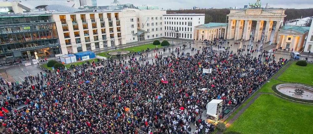 Schweigend am Tor. Auf dem Pariser Platz erinnerten tausende Berliner an die Opfer der Anschläge in Paris.