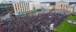Schweigend am Tor. Auf dem Pariser Platz erinnerten tausende Berliner an die Opfer der Anschläge in Paris.