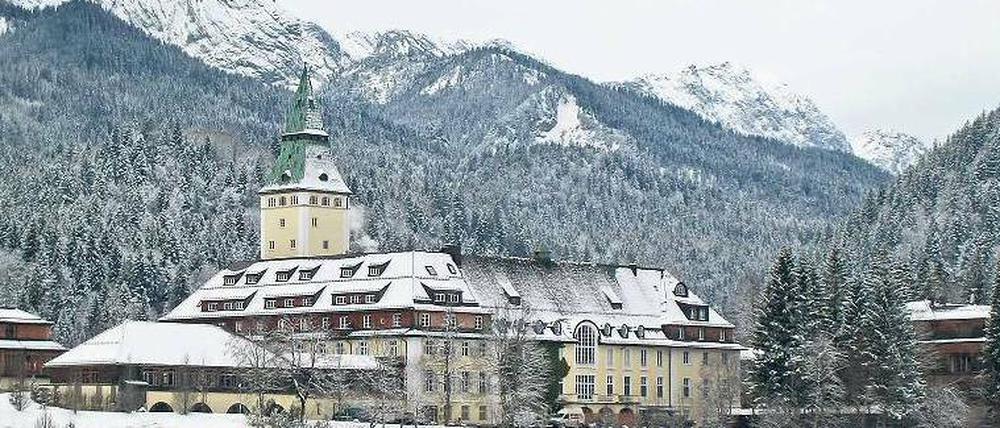 Mitten in der Bergwelt. Das Hotel liegt nahe Garmisch-Partenkirchen und verfügt über 170 Zimmer und Suiten. Es wurde von 1914 bis 1916 erbaut. 