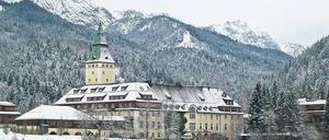 Mitten in der Bergwelt. Das Hotel liegt nahe Garmisch-Partenkirchen und verfügt über 170 Zimmer und Suiten. Es wurde von 1914 bis 1916 erbaut. 