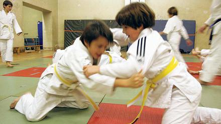 Sport? Fällt erstmal aus. In vielen Turnhallen werden vorübergehend Flüchtlinge untergebracht. Doch in Bezirken sind die Unterschiede groß.