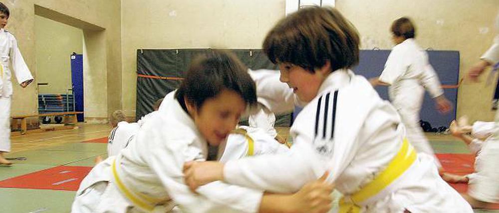 Sport? Fällt erstmal aus. In vielen Turnhallen werden vorübergehend Flüchtlinge untergebracht. Doch in Bezirken sind die Unterschiede groß.