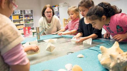Ahoi. Kinder probieren die neue Wasserlandschaft in der Lernwerkstatt der Wedding-Grundschule aus. 