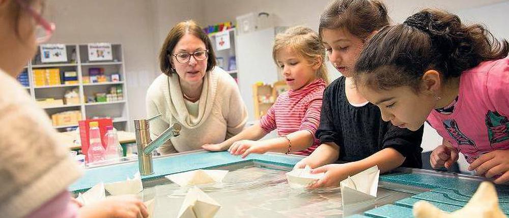 Ahoi. Kinder probieren die neue Wasserlandschaft in der Lernwerkstatt der Wedding-Grundschule aus.