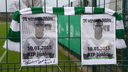 Beileidsbekundungen am Tag nach dem Unfalltod von Wolfsburgs Profi Junior Malanda.