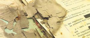Schicksale auf Papier. Viele Akten in der Stasiunterlagenbehöre sind beschädigt oder wurden vorsätzlich zerstört. Sie müssen aufwendig restauriert werden.