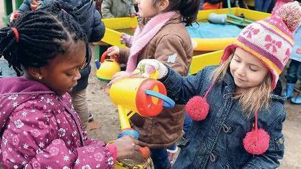 Mit Gefühl. Kinder werden spielend Freunde. Das fördert Empathie.