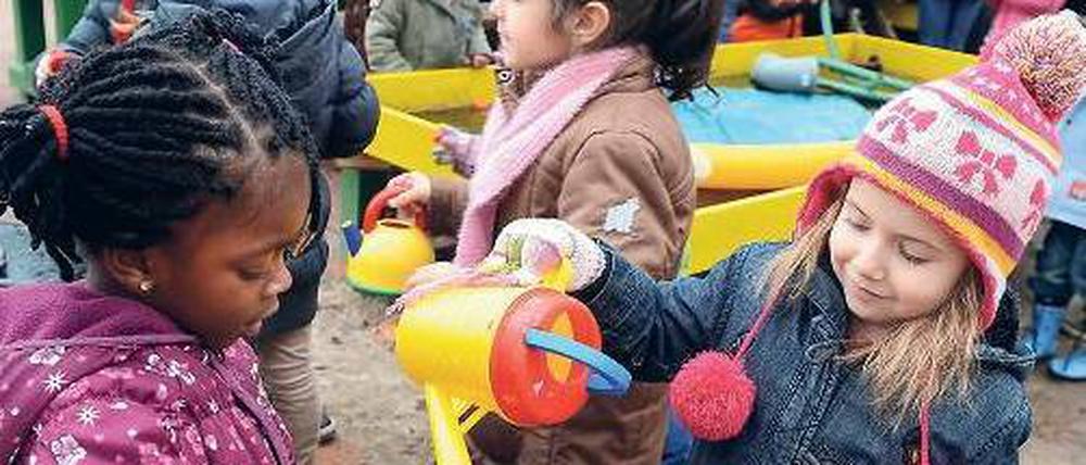 Mit Gefühl. Kinder werden spielend Freunde. Das fördert Empathie.
