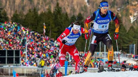 Simon Schempp (re.) läuft vor Emil Hegle Svendsen aus Norwegen.