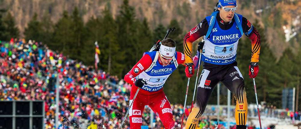Simon Schempp (re.) läuft vor Emil Hegle Svendsen aus Norwegen.