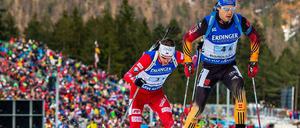Simon Schempp (re.) läuft vor Emil Hegle Svendsen aus Norwegen.