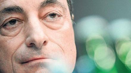 Marktbeschwichtiger. Der Italiener Mario Draghi (67) führt die EZB seit November 2011. Er beruhigte die Märkte mit der Ankündigung, er werde alles tun, um die Euro-Zone zusammenzuhalten. Kritiker sagen, er überschreite seine Kompetenzen.