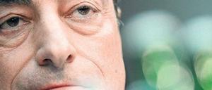 Marktbeschwichtiger. Der Italiener Mario Draghi (67) führt die EZB seit November 2011. Er beruhigte die Märkte mit der Ankündigung, er werde alles tun, um die Euro-Zone zusammenzuhalten. Kritiker sagen, er überschreite seine Kompetenzen. 