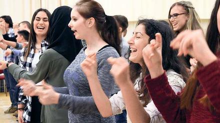 Hand drauf. Klassik ist gar nicht so übel, und ihr könnt euch ruhig trauen – das will Regisseurin Jasmina Hadziahmetovic den Schülern der Klasse 9c der Gustav-Freytag-Schule aus Reinickendorf in den Proben vermitteln. 