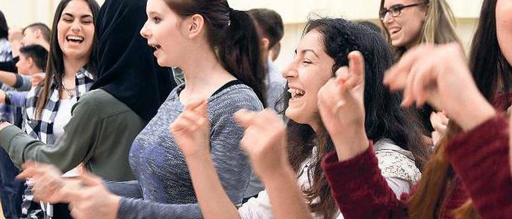 Hand drauf. Klassik ist gar nicht so übel, und ihr könnt euch ruhig trauen – das will Regisseurin Jasmina Hadziahmetovic den Schülern der Klasse 9c der Gustav-Freytag-Schule aus Reinickendorf in den Proben vermitteln. 