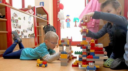 Kinder spielen in einer Kita.