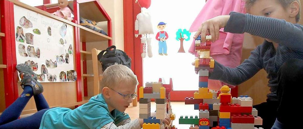 Kinder spielen in einer Kita.