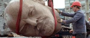 Goodbye Lenin. 1991 wurde das Denkmal in Friedrichshain abgebaut und in mehr als 120 Einzelteilen in den Köpenicker Forst gebracht.