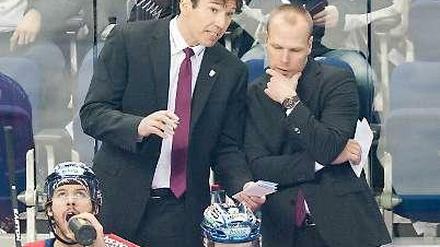 In der Materie. Nach elf Spielen hat Eisbären-Trainer Uwe Krupp (l.) ein genaueres Bild von seinem Team.