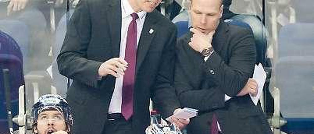 In der Materie. Nach elf Spielen hat Eisbären-Trainer Uwe Krupp (l.) ein genaueres Bild von seinem Team.