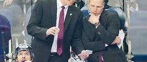 In der Materie. Nach elf Spielen hat Eisbären-Trainer Uwe Krupp (l.) ein genaueres Bild von seinem Team.