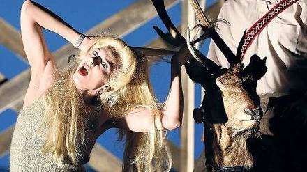 Wildfang. Mélisande (Lilith Stangenberg) ist gefesselt von Pelléas (Thorbjörn Björnsson).